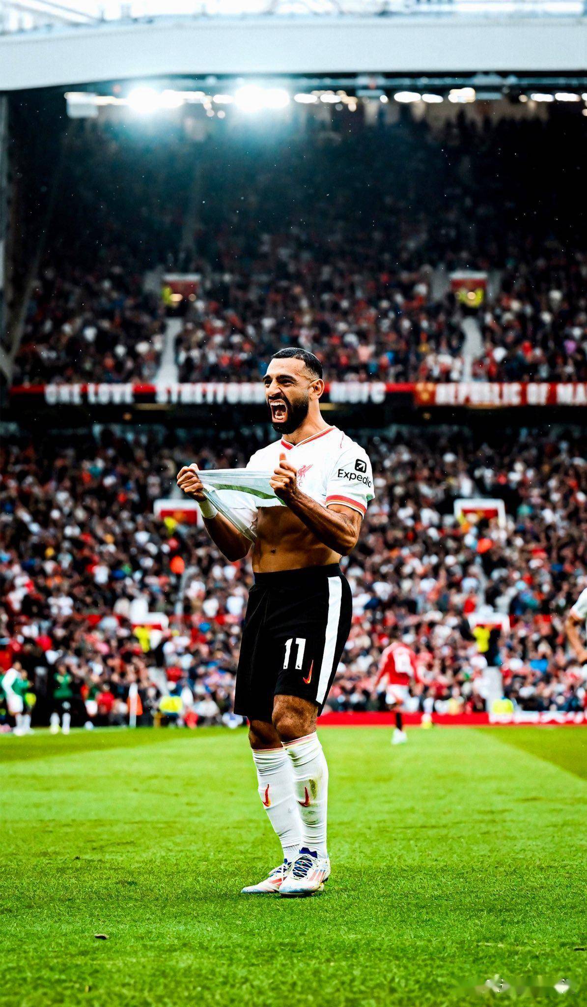 爱游戏下载中心 - 萨拉赫回归赛场，惊险取胜首场状态亮眼，C9观众沸腾！