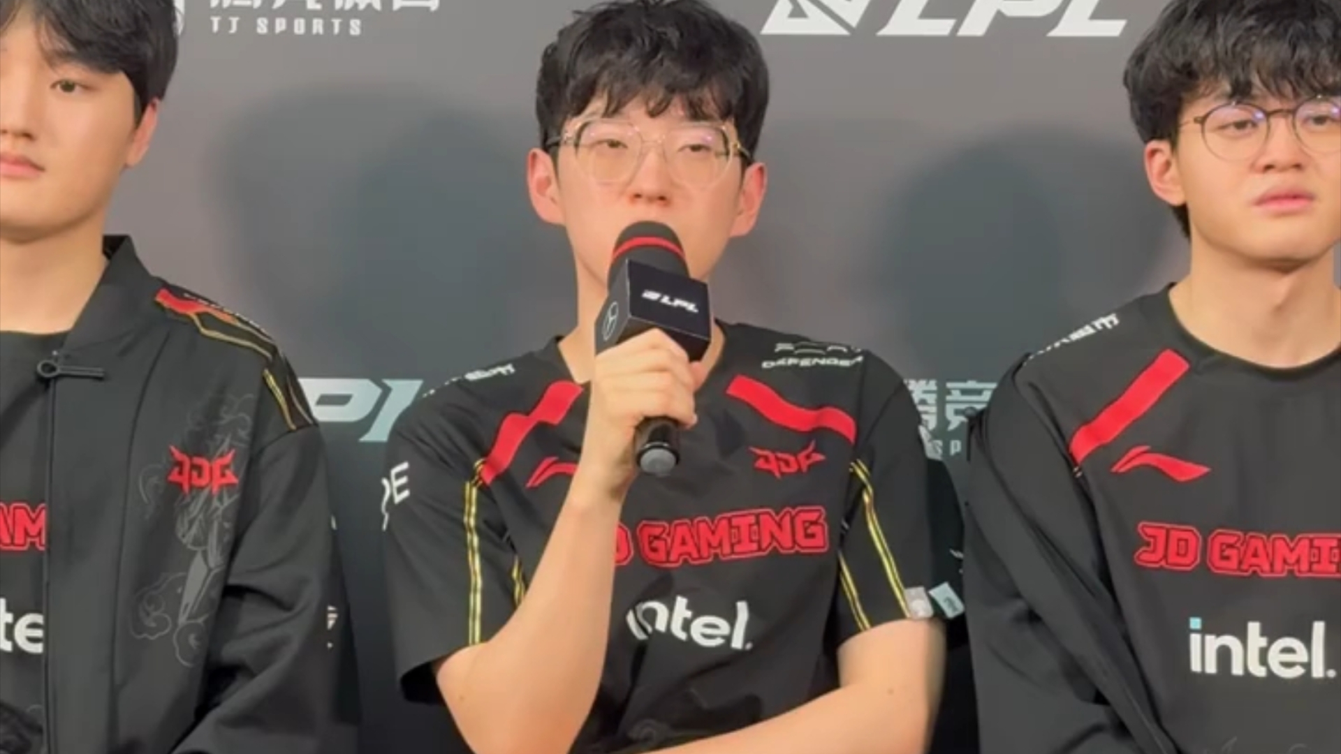 爱游戏下载中心 - Scout在西班牙队比赛中惊险取胜，势不可挡引发热议！